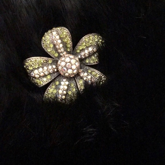 NWOT rabbit fur scarf w/detachable brooch - Picture 3 of 8